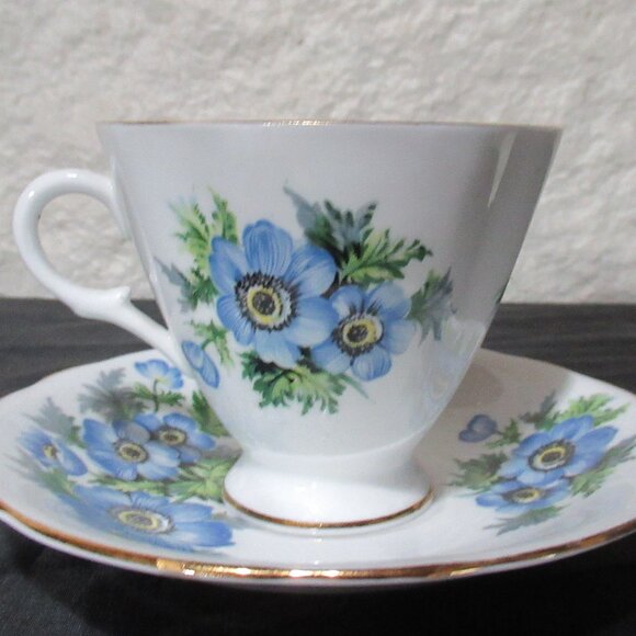 Vintage Clarence Bone China Tea Cup and Saucer Blue Flowers - Picture 1 of 6